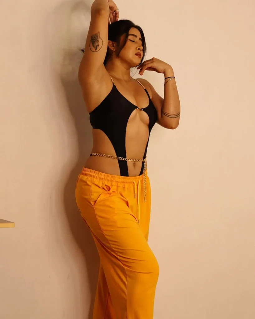 Sofia Ansari in Bold Dress Flaunts Her Body in Yellow and Black Dress 2