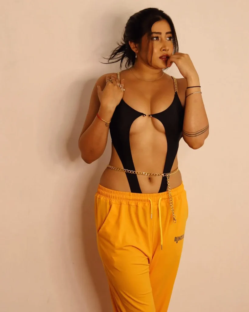 Sofia Ansari in Bold Dress Flaunts Her Body in Yellow and Black Dress 6