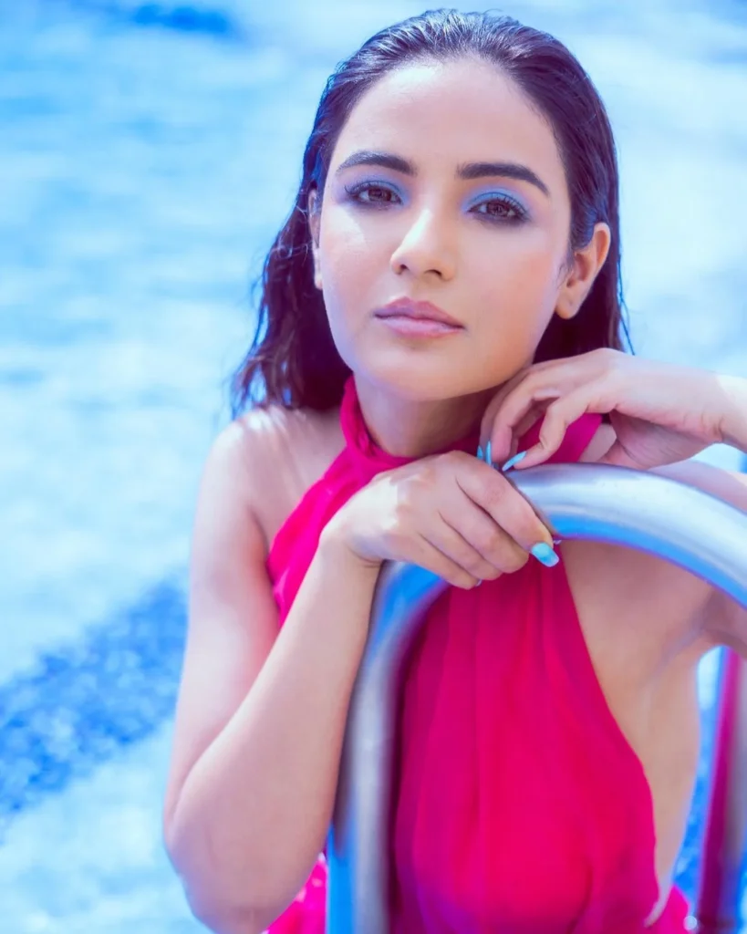 Jasmin Bhasin photos in swimming pool