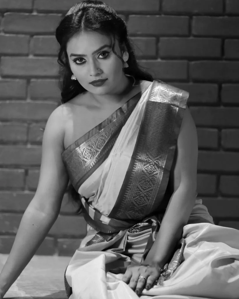 Ullu actress Pihu Singh photos in Bold Saree Photoshoot 3