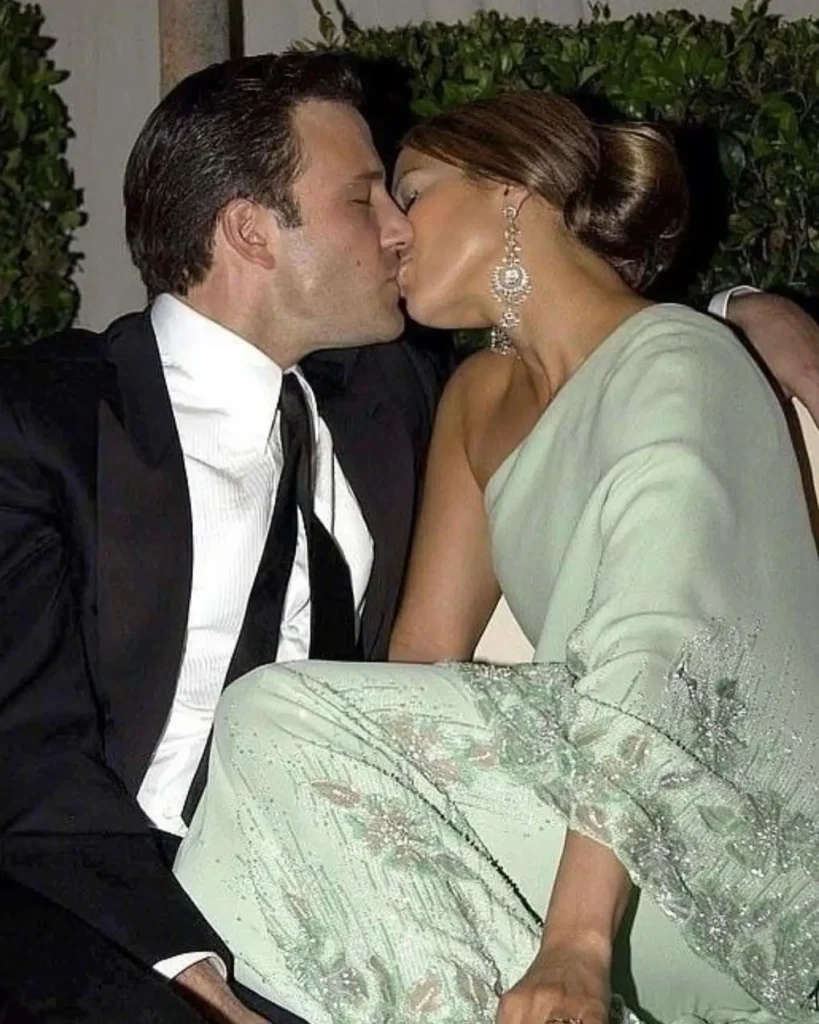 Jennifer Lopez and Ben Affleck Kissing Photos 