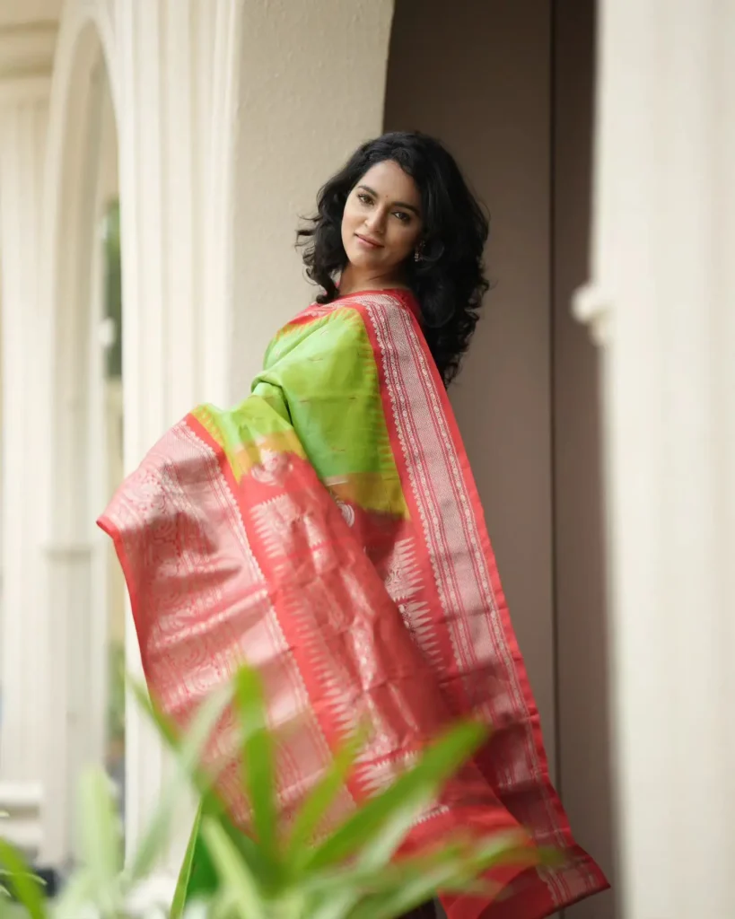 Telugu Actress Sukrutha Wagle Photos in Saree 1