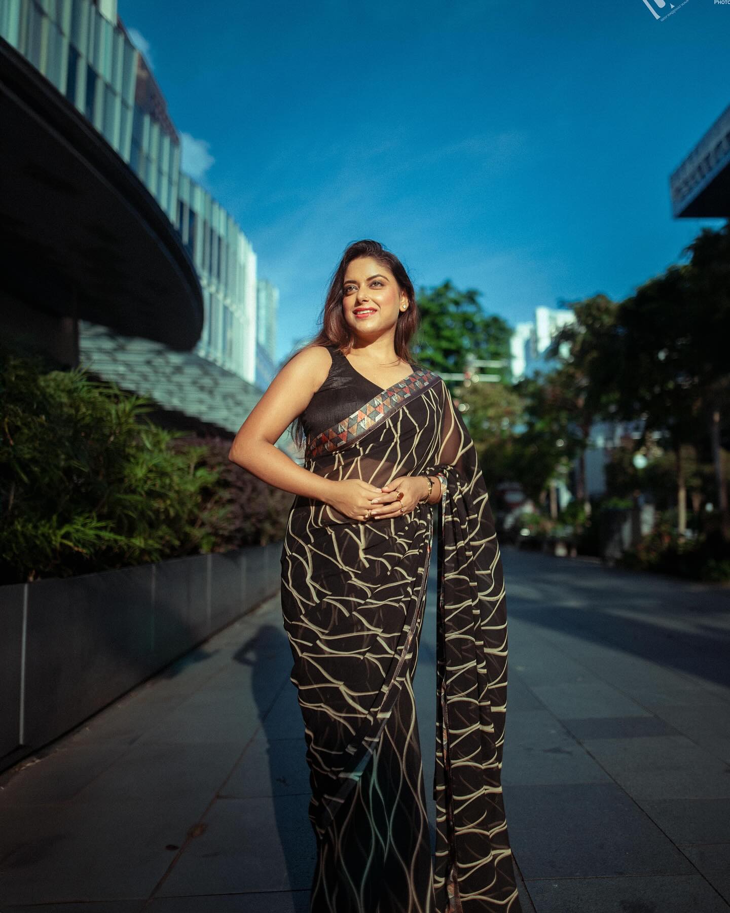 Ullu_Web_Series_Actress_Sneha_Paul_Hot_Photos_In_Black_Saree_Hot_Saree_Photos