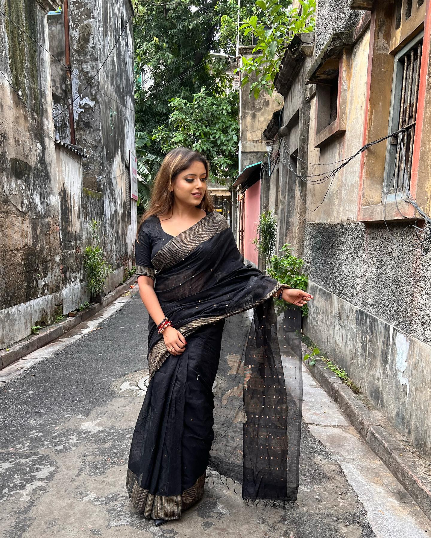 Ullu_Web_Series_Actress_Sneha_Paul_Hot_Photos_In_Black_Saree_Hot_Saree_Photos